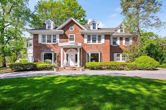 7 Willow Rd, Woodmere, NY 11598
