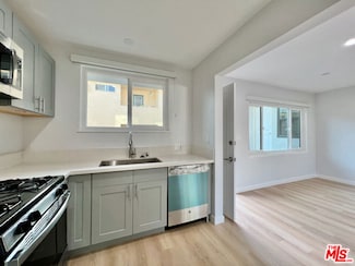 903 S Barrington Ave, Los Angeles, CA 90049