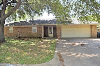 3220 Oakridge Dr, Corsicana, TX 75110