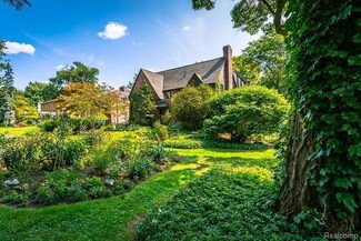 8642 Hendrie Blvd, Huntington Woods, MI 48070