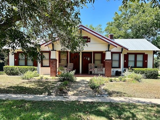 306 S Market St, Flatonia, TX 78941
