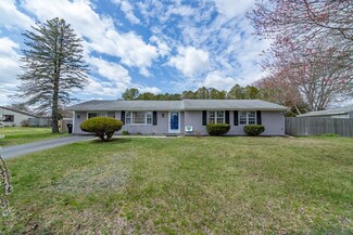 12 Utica Ln, South Dartmouth, MA 02748