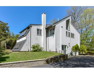 8 Nairn Rd, Pocasset, MA 02559