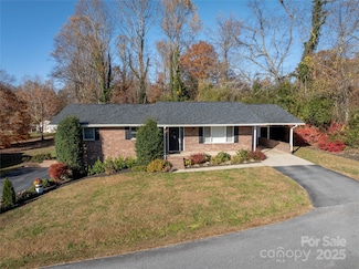 71 Bristol Ln, Hendersonville, NC 28792