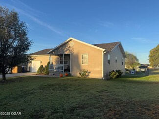 1756 Chickadee Dr, Webb City, MO 64870