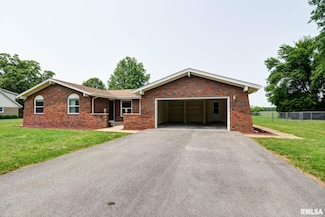 3519 E Lake Shore Dr, Taylorville, IL 62568