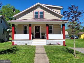 97 Pennsylvania Ave, Mill Hall, PA 17751