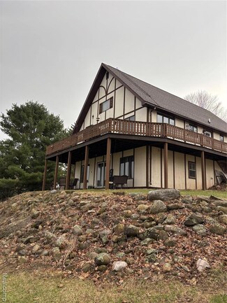 5636 Crescent St, Norway, MI 49870