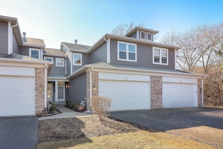 104 Woodview Ct, Glen Ellyn, IL 60137