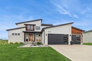 16216 Goldenrod Dr, Urbandale, IA 50323