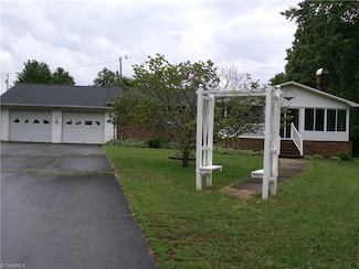1040 Sherry Dr, Walnut Cove, NC 27052