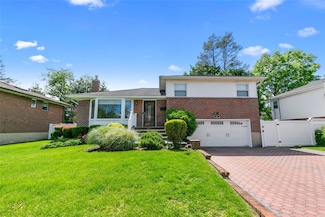 31 Roxton Rd, Plainview, NY 11803
