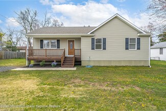 90 Dollmore Ave, Waretown, NJ 08758