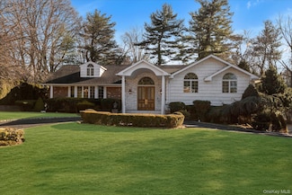 200 Hummingbird Dr, Roslyn, NY 11576