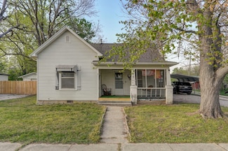 19 W Saint Louis St, Aurora, MO 65605