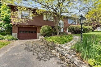 14 Paulette Dr, Danvers, MA 01923