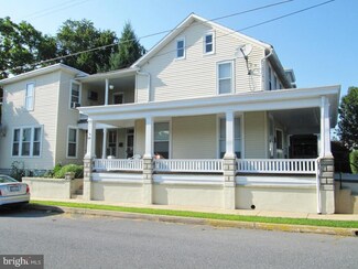 62 S 9th St, Akron, PA 17501