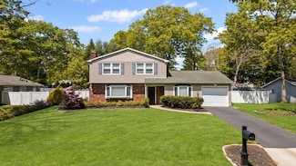 9 Welbourn Ln, Coram, NY 11727