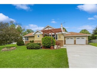 6111 NW 54th Ct, Johnston, IA 50131