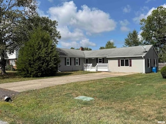 7 Holly Ln, Flora, IL 62839