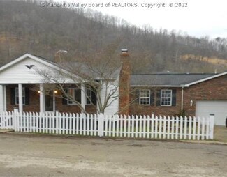 201 Alexander St, Cedar Grove, WV 25039