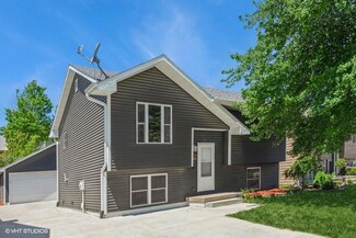 2430 SE 19th St, Des Moines, IA 50320