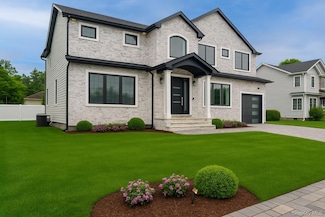 52 Cortland Ave, Hicksville, NY 11801