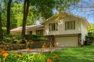 222 Lakewood Dr, Oakwood Hills, IL 60013
