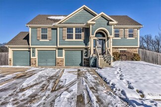 1026 E 14th St, Kearney, MO 64060