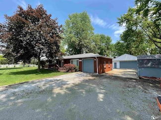 3422 Bluebush Rd, Monroe, MI 48162