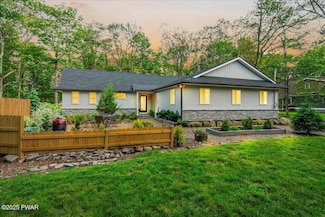 4426 Skyline Dr, Canadensis, PA 18325