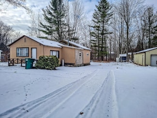 2131 Courtney Dr, Harrison, MI 48625