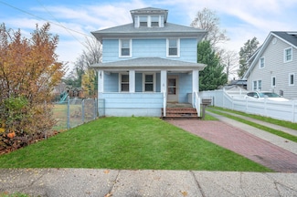 4 3rd Ave, East Islip, NY 11730