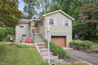 17 Woodland Ave, Mountain Lakes, NJ 07046