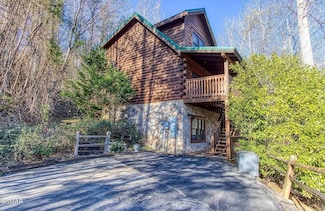 704 Yona Trail Way, Gatlinburg, TN 37738