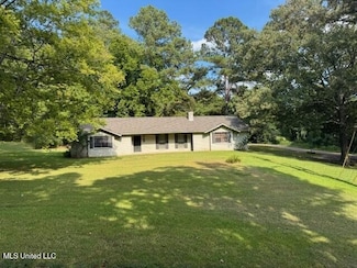 1713 Sherwood Cir, Yazoo City, MS 39194