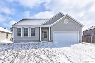 2413 Ridgeview Dr, Papillion, NE 68046