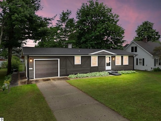 715 Chestnut St, Cadillac, MI 49601