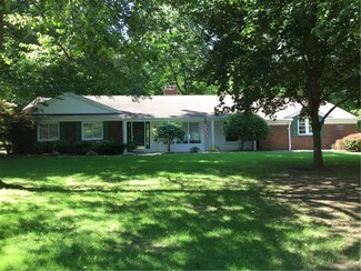 4811 Northwoods Dr, Hermitage, PA 16148