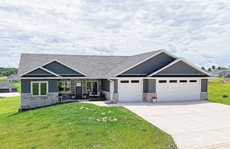 8166 Tegan Dr, Peosta, IA 52068