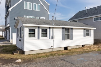 8 Chase St, Hampton, NH 03842