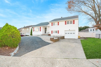 3 Brewster Gate, Massapequa, NY 11758