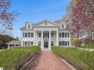 431 Michigan Ave, Charlevoix, MI 49720