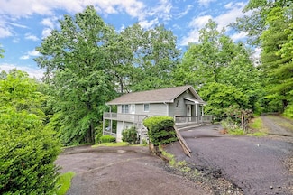 985 Vista Ln, Hiawassee, GA 30546