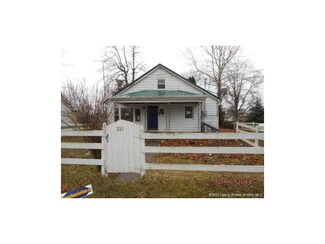 521 W Maple St, Austin, IN 47102