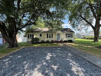 36 Roseneath Ave, Kilmarnock, VA 22482
