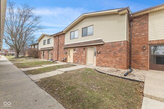 8 Greenwood Trail Dr N, Greenwood, IN 46142