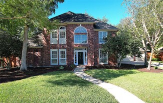 911 Pinewood Ln, Seabrook, TX 77586