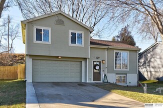 1129 Devon Dr, Papillion, NE 68046