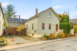 6 Sunshine Ct, Newport, RI 02840